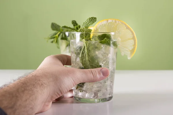 Imagen Recortada Persona Sosteniendo Rodajas Limón Hojas Menta Mojito Cocktails — Foto de Stock