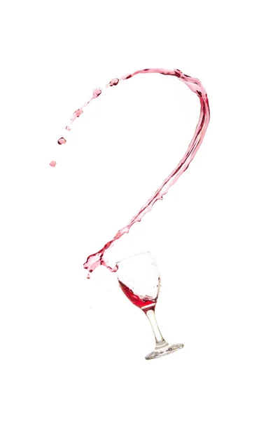 白い背景に赤いワイン水しぶき流ガラス — ストック写真