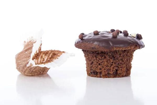 Chocolade Muffin Met Snoepjes Geïsoleerd Witte Studio Met Vuile Cupcake — Stockfoto