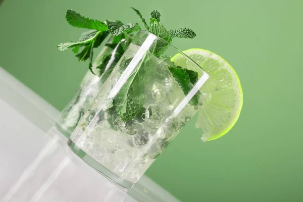 Citronskivor Och Myntablad Mojito Drinkar Kurvan Foto — Stockfoto