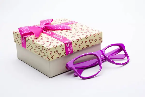 Caja Regalo Con Cinta Rosa Gafas Púrpuras —  Fotos de Stock