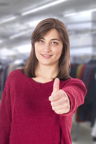 Mooie Vrouw Rode Trui Tonen Duimen Tot Camera — Stockfoto