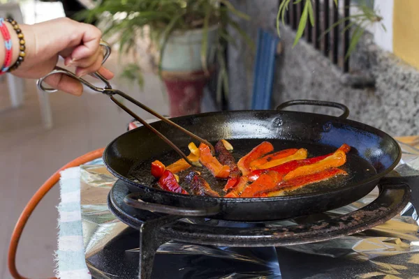 Osoba Smažení Paprika Plátky Pánvi Pomocí Hůlky — Stock fotografie