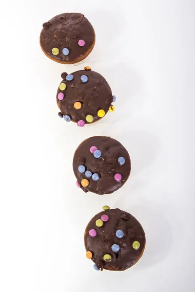 Üstten Görünüm Renkli Şekerler Ile Çikolatalı Kek — Stok fotoğraf