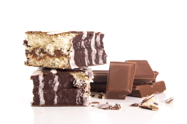 Geglazuurde Gebroken Chocolade Cake Met Slagroom Geïsoleerd Wit — Stockfoto