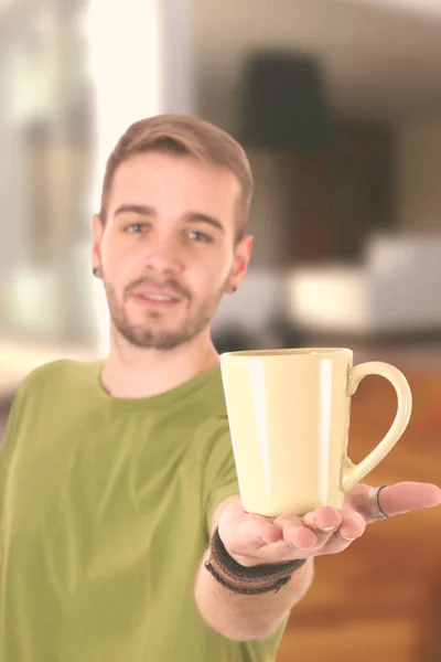 Joven Sosteniendo Mostrando Taza —  Fotos de Stock