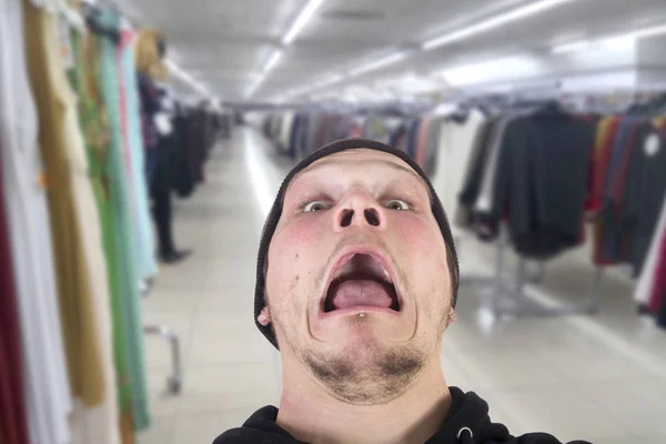 Jeune Homme Amusant Dans Magasin Vêtements Fond Flou — Photo