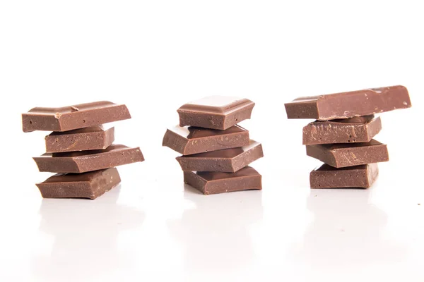 Пачки Кусочков Коричневого Шоколада Изолированные Белых Шоколадных Конфет Башни — стоковое фото