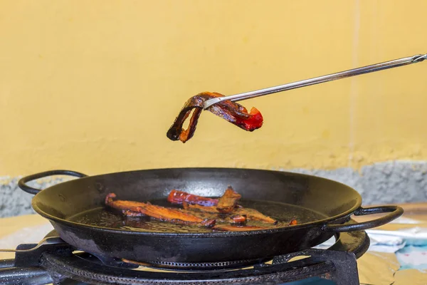 Gekookte Rode Peper Segmenten Houden Met Stokjes — Stockfoto