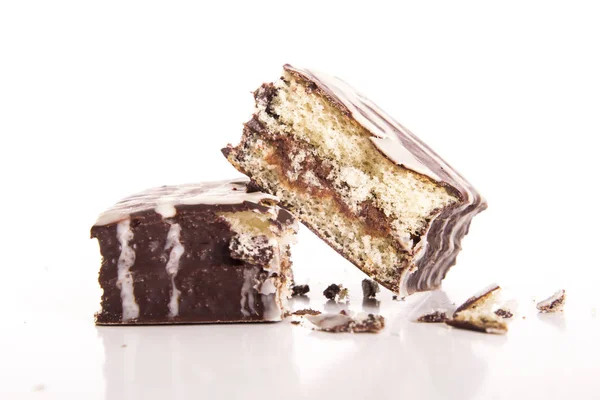 Geglazuurde Gebroken Chocolade Cake Met Slagroom Geïsoleerd Wit — Stockfoto