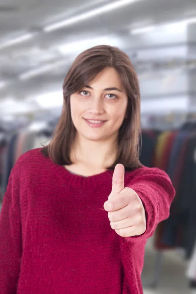 Schöne Frau Roten Pullover Zeigt Daumen Die Kamera — Stockfoto