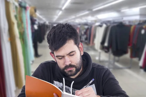 Sakallı Beyaz Adam Alışveriş Merkezi Metin Kitapta Kalemle Yazma — Stok fotoğraf