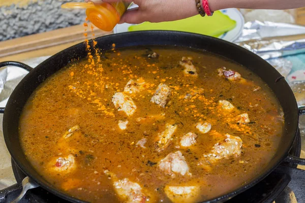 Vaření Rýže Paella Masem Zeleninou Pánvi Přidáním Pikantní Paprika — Stock fotografie