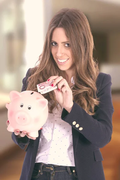 Mooie Hispanic Zakenvrouw Holding Piggy Bank — Stockfoto