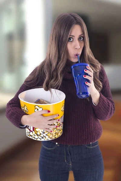 Junge Frau Mit Popcornkorb Trinkt Aus Blauem Glas — Stockfoto