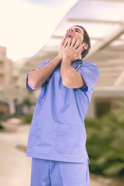 Hombre Médico Con Estetoscopio Tocando Cara Gritando — Foto de Stock