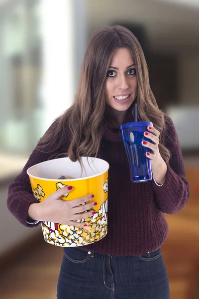 Jonge Vrouw Met Popcorn Mand Glas Met Drankje — Stockfoto