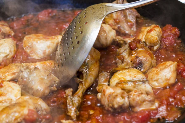 Cocinar Paella Arroz Con Carne Pollo Sartén Con Cuchara Para — Foto de Stock