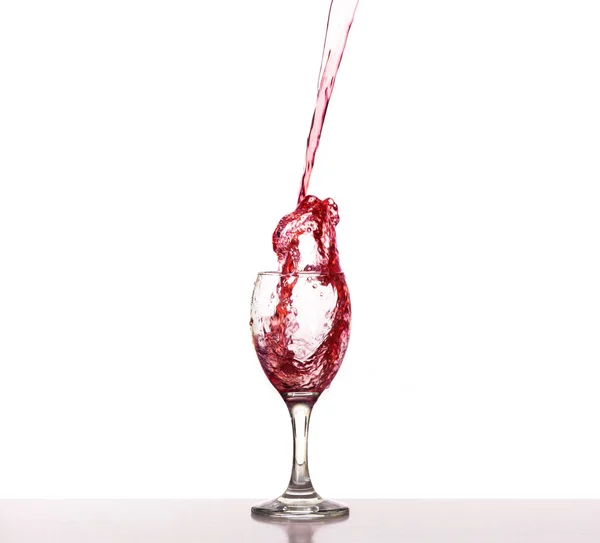 Poring Κόκκινο Κρασί Ποτήρι Λευκό Φόντο — Φωτογραφία Αρχείου