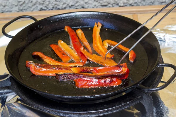 Piros Paprika Szeletekkel Serpenyőben Sütés Pálcika Segítségével — Stock Fotó