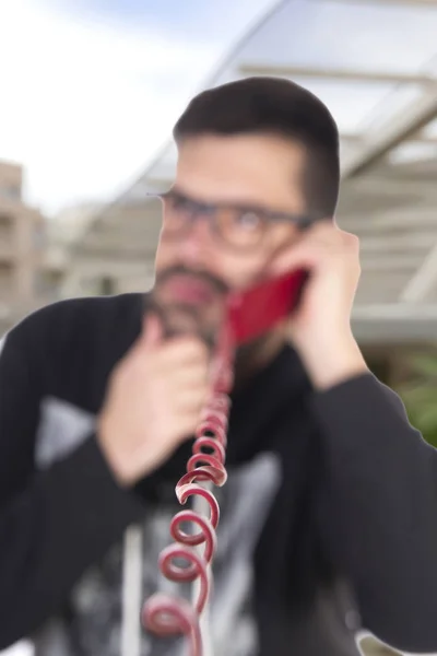 Homem Desfocado Pensando Sobre Trabalho Falando Telefone Vermelho — Fotografia de Stock