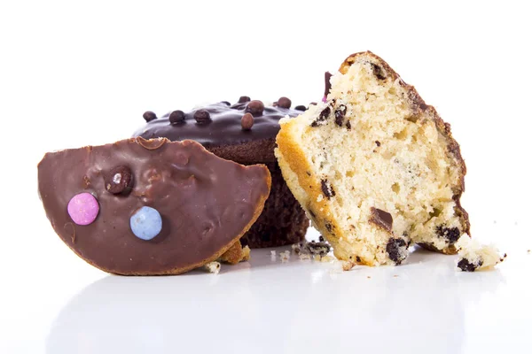 Isırıldı Kahverengi Çikolata Muffins Beyaz Yüzeyi — Stok fotoğraf