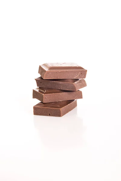 Gebarsten Chocoladestukjes Geïsoleerd Wit — Stockfoto