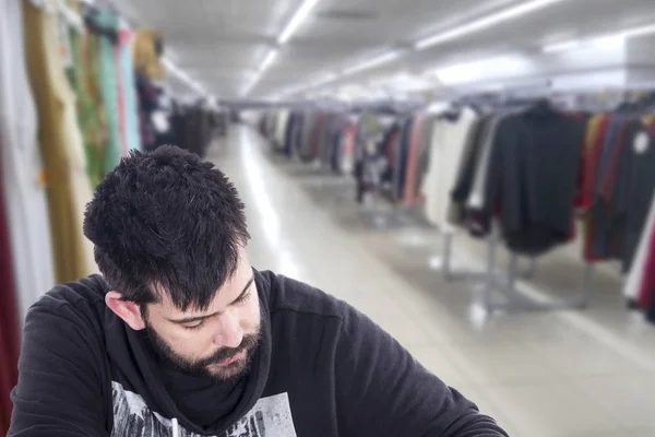 Dükkanda Alışveriş Merkezi Arka Plan Üzerinde Elbise Askıları Meşgul Adam — Stok fotoğraf