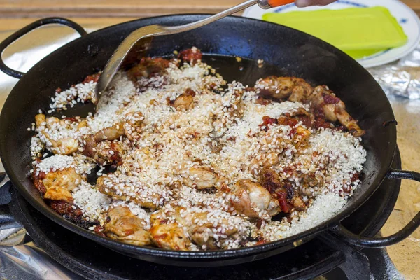 Paella Rijst Met Kippenvlees Pan Koken Met Lepel Voor Het — Stockfoto