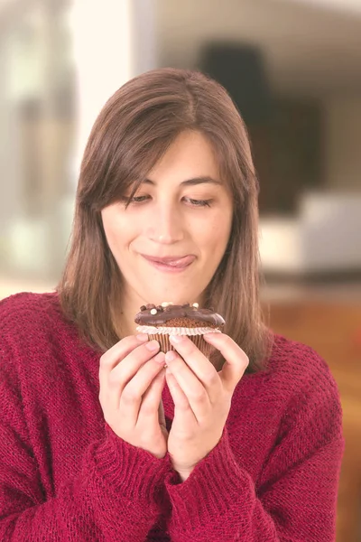 Brünette Kaukasische Frau Mit Braunem Muffin Kuchen — Stockfoto