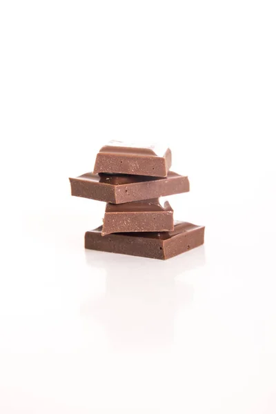 Chocoladestukjes Geïsoleerd Wit — Stockfoto