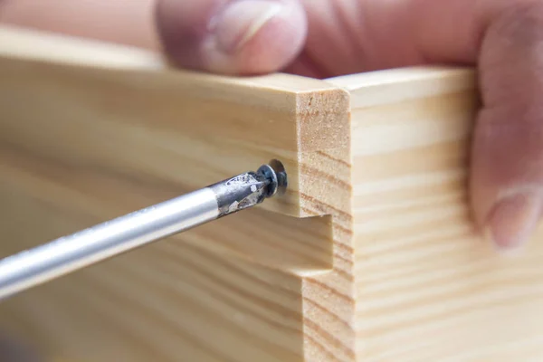 木匠人使用螺丝刀工具 同时修复衣柜 免版税图库照片