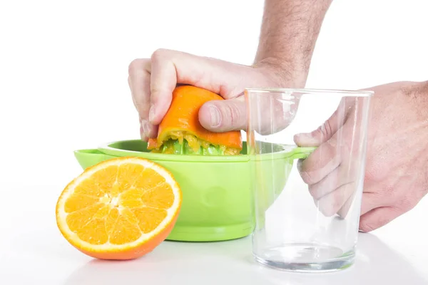 オレンジ絞り器にオレンジ ジュースを絞る人の画像をトリミング ストック写真