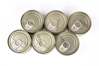 Kapalı Alüminyum kutular, beyaz Studio izole Conserved balık teneke 