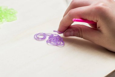 kısmi kadın bilezik yapımı ve pembe holding için lastik bantlar kullanarak görünümünü kanca 