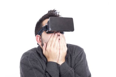 korkmuş adam VR gözlüklü beyaz studio 