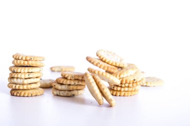 Beyaz arka plan üzerinde izole yuvarlak kurabiye 