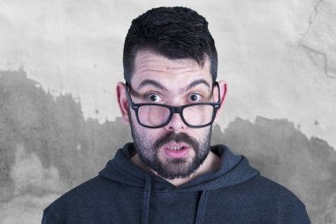 hayret adam gözlüklü portresi 