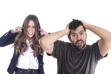 Deli kadın kulakları kapsayan süre kamera bakarak baş, el ele tutuşarak adam hayran 