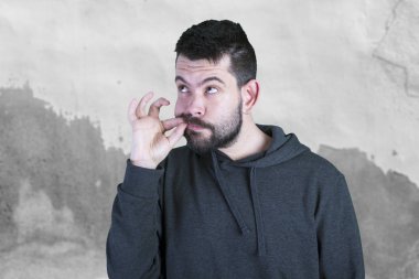 ağız içinde parmakları ile komik adam 