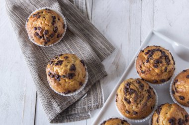 Tablo kekler plaka ve peçete üstten görünüm 