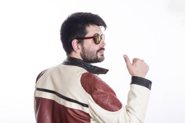 arkadan görünüşü serin adam giyen deri ceket ve stüdyoda poz ve başparmak gösterilmesini şık beyaz sakallı 