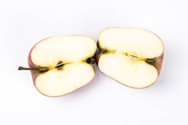 iki adet meyve kesilerek elma izole Studio beyaz arka plan üzerinde 