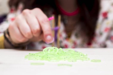 kadın bilezik yeşil lastik bantlar ile yapımı resim kırpılmış