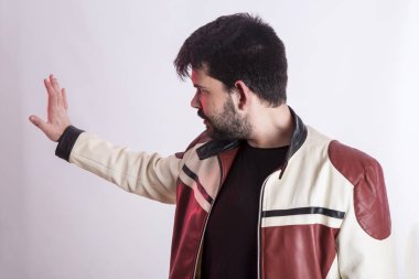 Beyaz adam deri ceket el durdurmak 