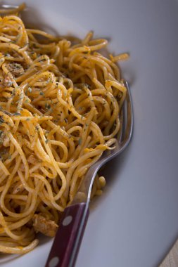 Lezzetli makarna, erişte beyaz tabak ve çatal