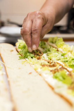 Yeşil marul yaprakları ile sandviç aperatif ekmek pişirme Şef closeup görünümü 