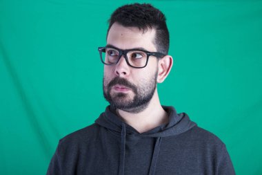 yeşil duvar karşı ciddi düşünceli insan portresi 