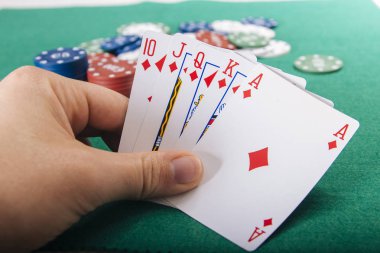 kısmi fişleri ile yeşil casino masada kartları tutan el görünümünü