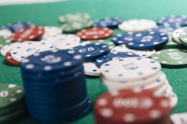 Casino yeşil masa yongaları ve kartları ile 